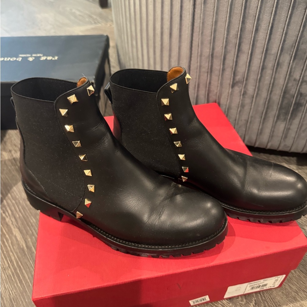Valentino Rockstud Black  Leather Ankle Boots, hardly worn!
Ready to be sold!
